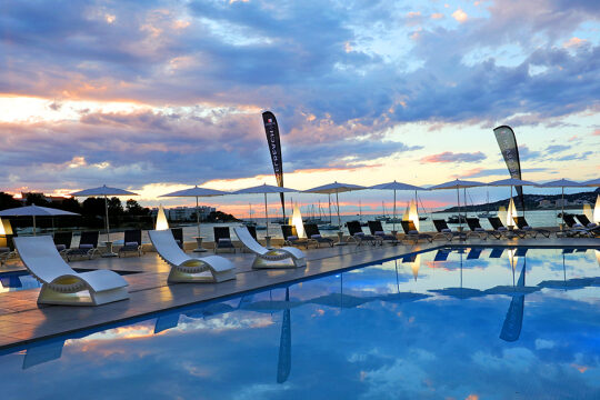 Descubre el paraíso en AxelBeach Ibiza: Suites, Apartamentos, Spa y ...